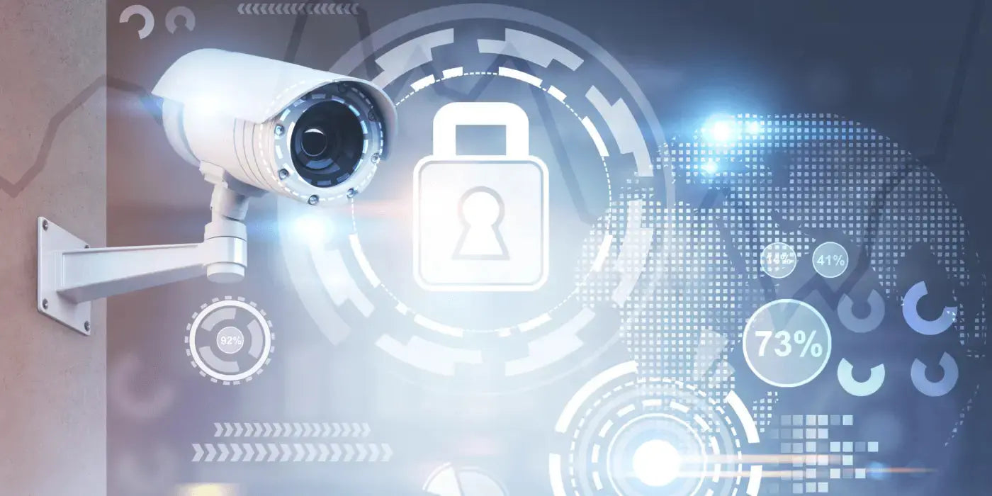 Caméra de vidéosurveillance HD sur mur avec icône cadenas, concept sécurité optimale