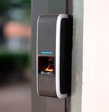Lecteur biométrique d’empreintes digitales pour contrôle d’accès sécurisé, fixé à une porte.