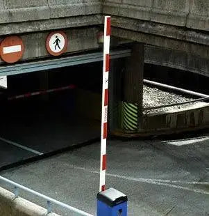 Barrière de sécurité pour parking souterrain, contrôle d'accès, panneau interdiction.
