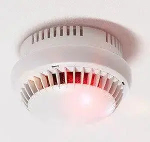 Détecteur de fumée au plafond, voyant lumineux rouge, sécurité habitation