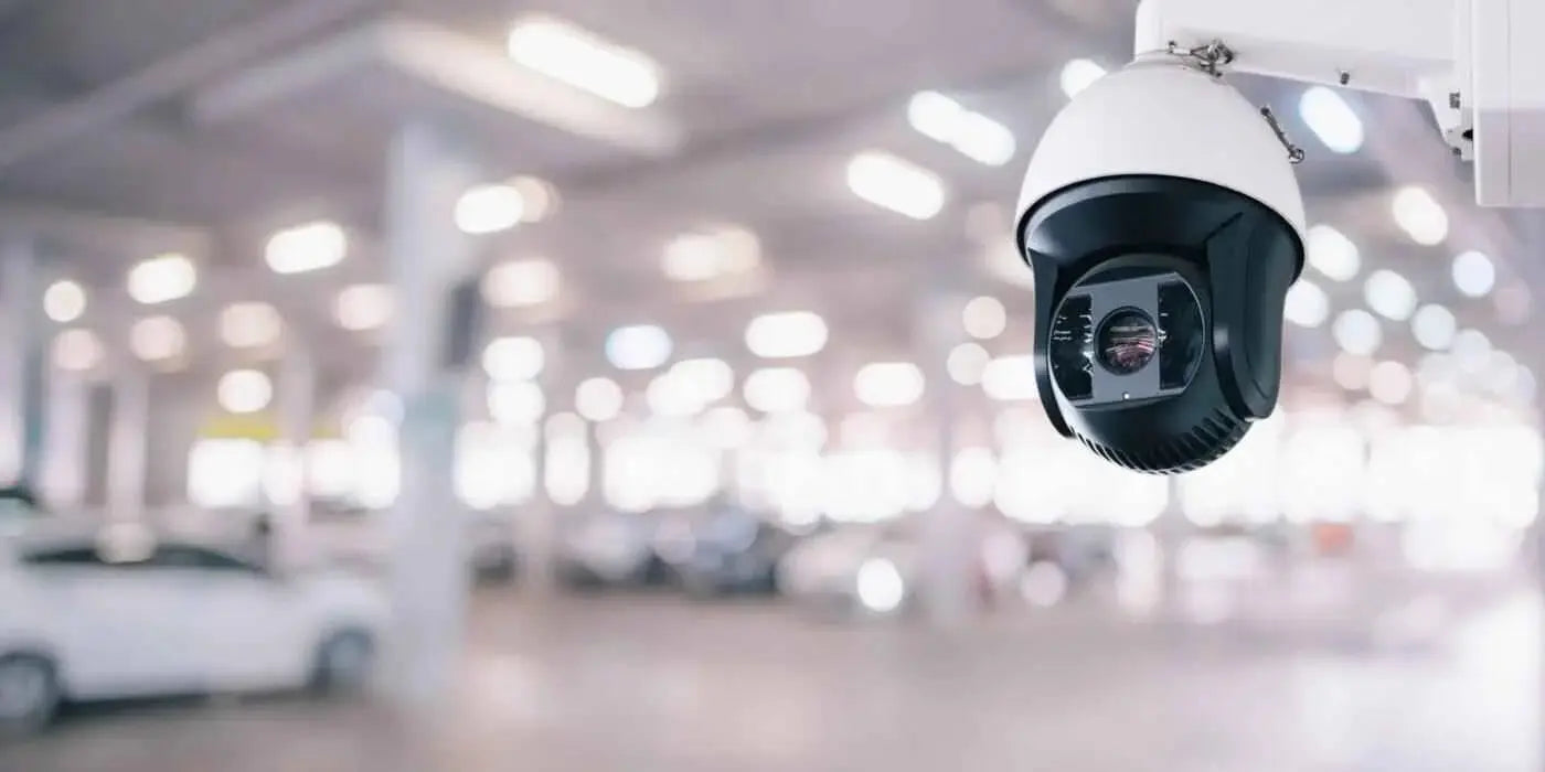 Caméra de vidéosurveillance HD installée dans un parking pour sécurité optimale