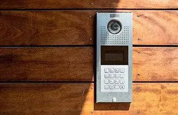 Interphone vidéo de sécurité avec caméra HD et clavier sur mur en bois, contrôle d'accès