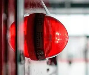 Sirène d'alarme rouge installée sur un mur, dispositif de sécurité et détection incendie