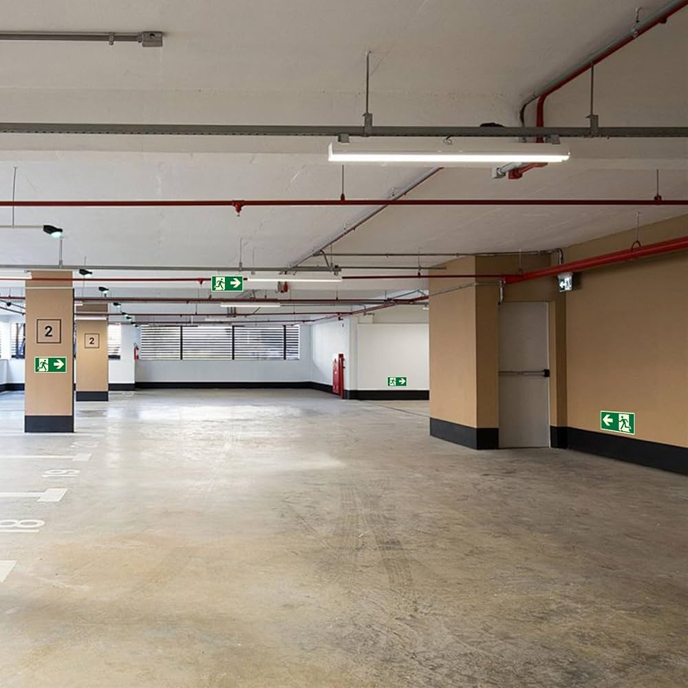 Lot de 8 Panneaux de Sortie de Secours Phosphorescents 320x160 mm – PVC Autocollant avec Flèches (Gauche, Droite, Bas) – Signalétique Photoluminescente de Sécurité pour Bureaux, Hôtels et Commerces
